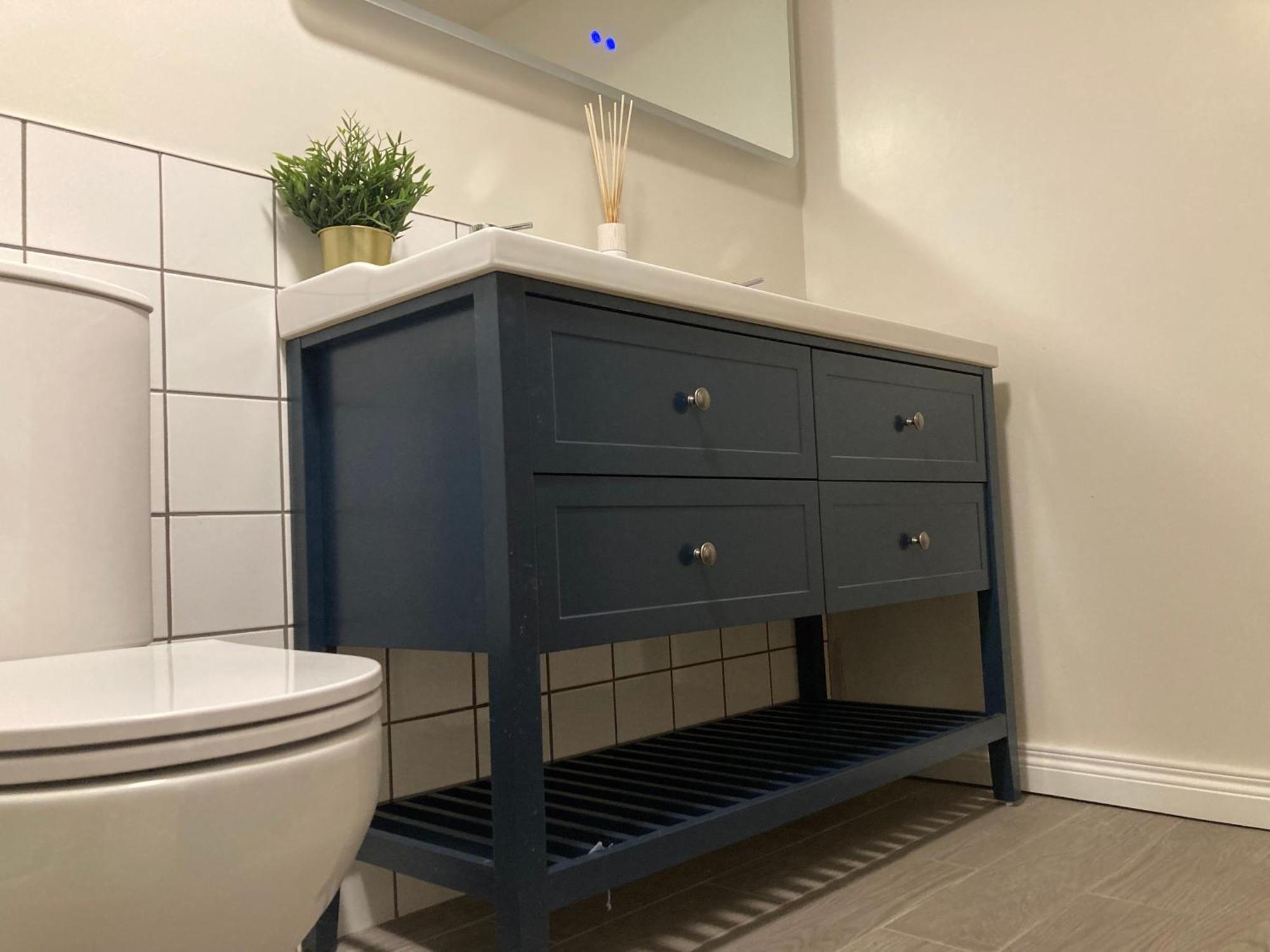 Smart 4K Tvs In All Bedrooms Double Vanity Sink Белфаст Экстерьер фото
