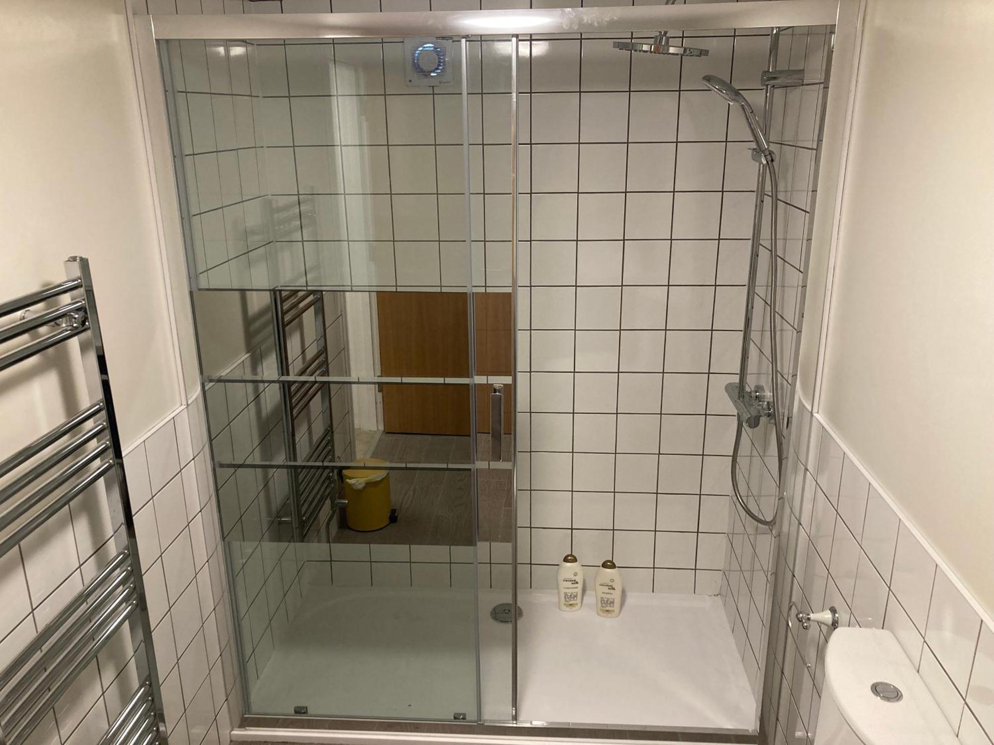 Smart 4K Tvs In All Bedrooms Double Vanity Sink Белфаст Экстерьер фото