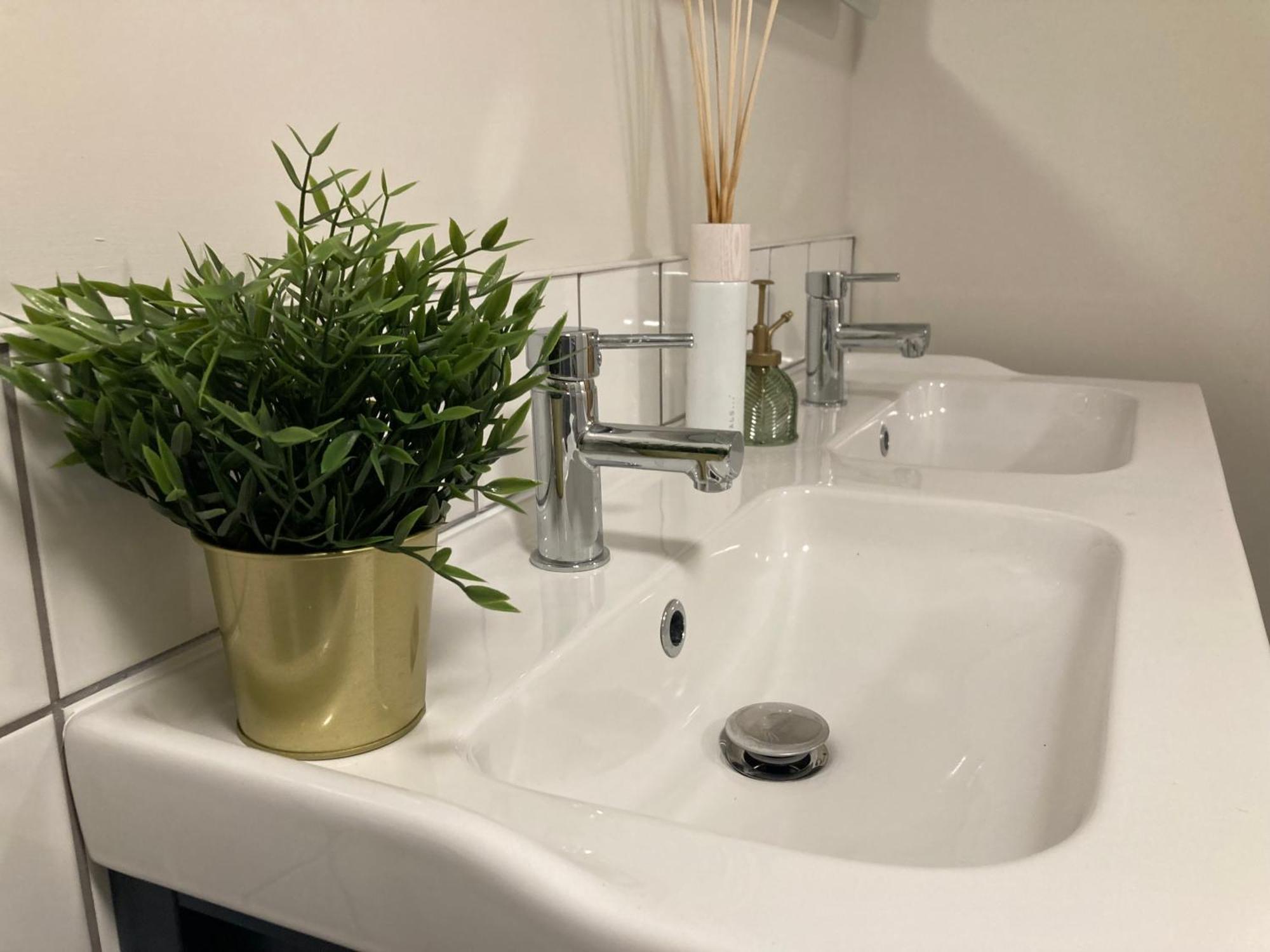 Smart 4K Tvs In All Bedrooms Double Vanity Sink Белфаст Экстерьер фото